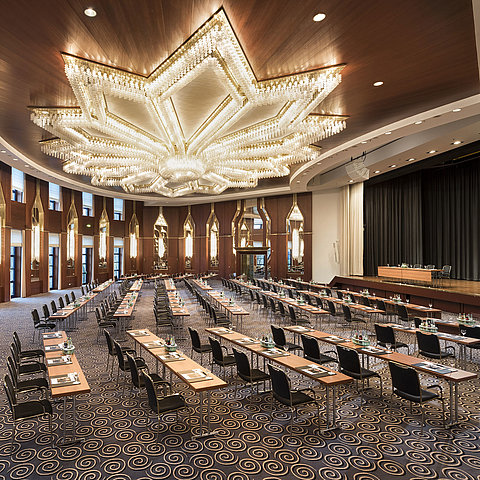 La imagen muestra la majestuosa sala Beethoven en el Hotel Maritim Bonn, preparada para conferencias o eventos.