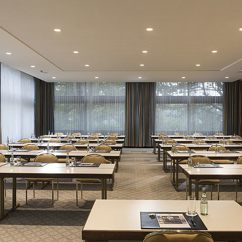 Salle de conférence « Salon Hannover » au Maritim Seehotel Timmendorfer Strand avec sièges en rangées et lumière naturelle.