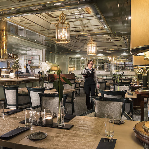 Il ristorante La Marée del Maritim Hotel Bonn con il suo ambiente elegante e il personale di servizio attento al lavoro.