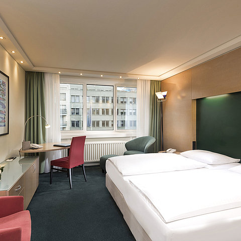 Camera Classic al Maritim proArte Hotel Berlin con letto matrimoniale e vista sugli edifici.