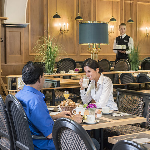 Ospiti che gustano il buffet della colazione al ristorante "Rôtisserie" del Maritim Hotel Bonn con piatti preparati al momento.