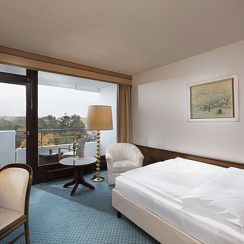 Chambre simple au Maritim Seehotel Timmendorfer Strand avec balcon, vue sur la campagne et bureau.