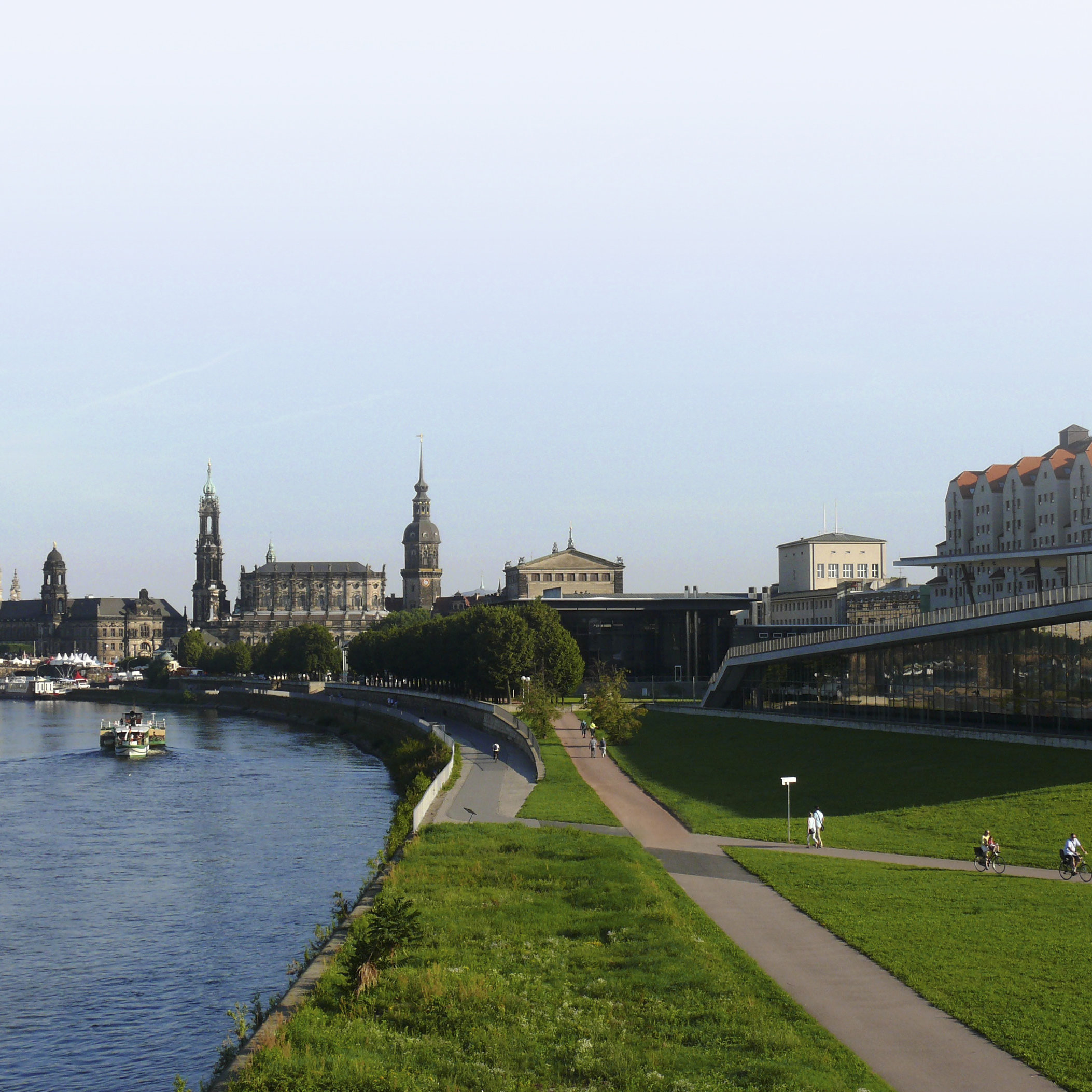 Vue sur la vieille ville historique de Dresde avec l'Elbe et des monuments célèbres sous le soleil.