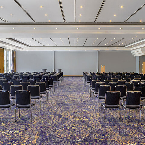 Grande salle de conférence II à l'Hôtel Maritim proArte Berlin avec rangées de chaises et ambiance lumineuse.