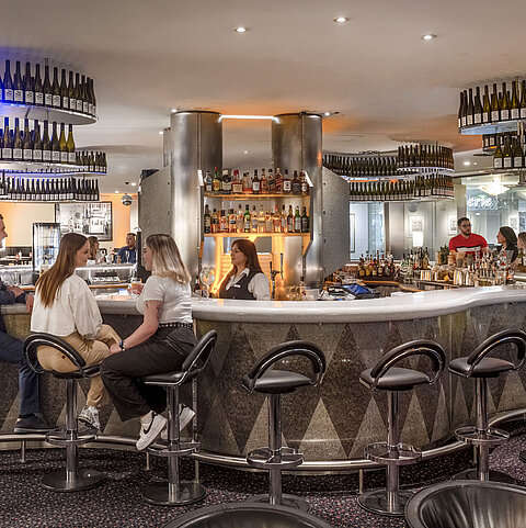 Elegante bar del Maritim proArte Berlino dove gli ospiti si godono conversazioni rilassate e una vasta selezione di bevande.