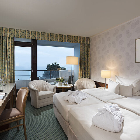 Chambre supérieure avec vue sur la mer, lit double et balcon au Maritim Seehotel Timmendorfer Strand.
