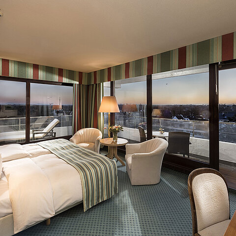 Chambre supérieure au Maritim Seehotel Timmendorfer Strand avec vue mer, lit double, coin salon et balcon.