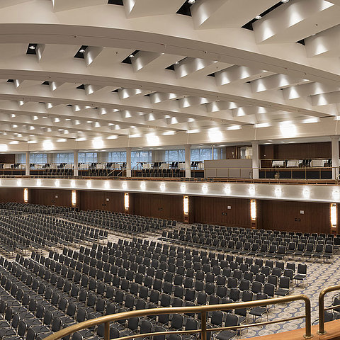 L'immagine mostra la grande sala Maritim presso il Maritim Hotel Bonn, allestita per conferenze o grandi eventi.