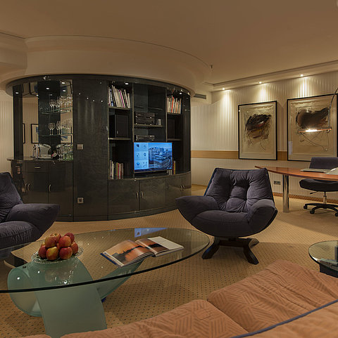 Elegante soggiorno della Suite Kuckei al Maritim proArte Hotel Berlino con arredi moderni e decorazioni eleganti.