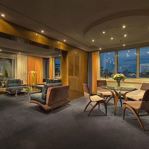 legante soggiorno nella Suite Presidenziale del Maritim proArte Hotel Berlino con illuminazione e vista.