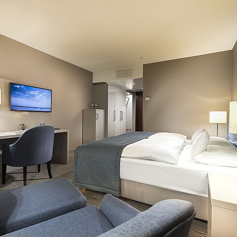 Camera Superior al Maritim Hotel Bonn con letto matrimoniale, scrivania, TV e arredamento moderno. Confortevole ed elegante.