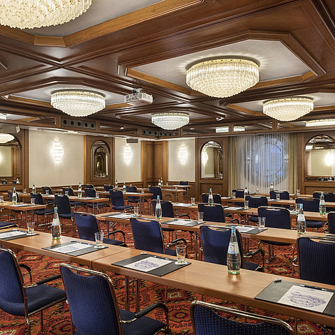 La sala Colonia con eleganti lampadari e file di sedute in un ambiente classico per conferenze, pronta per una riunione.