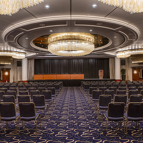 Élégante salle Heumarkt de l'hôtel Maritim Cologne, idéale pour conférences, avec lustres luxueux et sièges modernes.