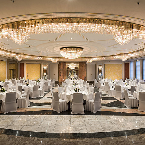 Salón Schumann en el Hotel Maritim Bonn con decoración festiva y elegantes lámparas, ideal para bodas y banquetes.